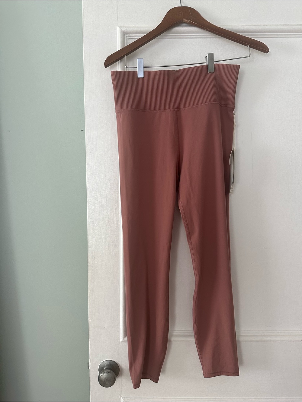 Vuori Women’s High Rise Rib Studio Leggings in Marsala. NWT!